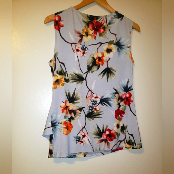 Floral Side Ruched Top Size Medium - Picture 2 of 2